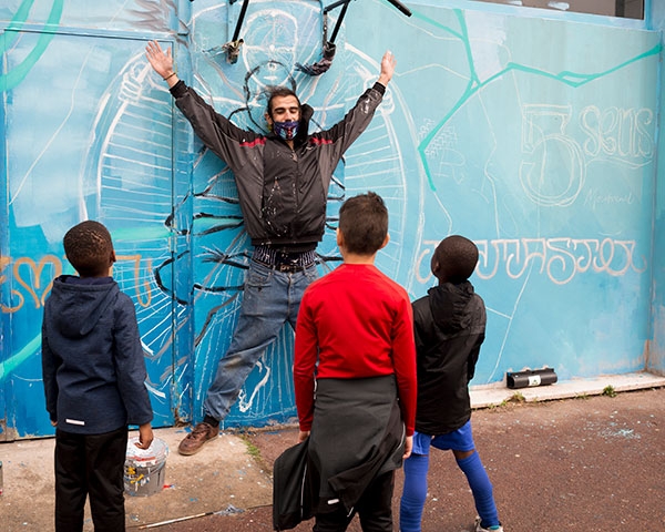 Namasté, artiste montreuillois (93), vient prêter son talent aux envies du quartier. Une promenade onirique entre Paris et la Seine-Saint-Denis mêlant cartographie, éveil sensoriel, chakras
et motocross, en clin d’œil aux jeunes du quartier.