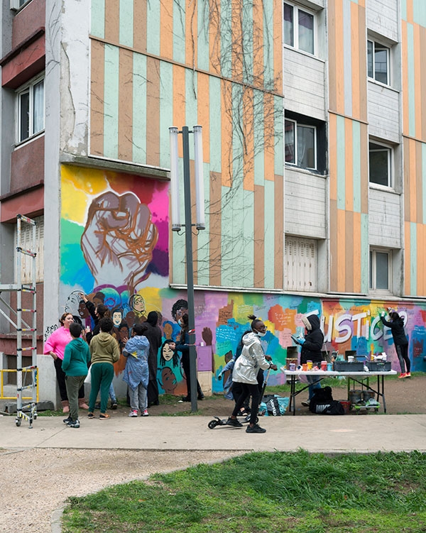 Un poing brandi multicolore, symbole de la résistance aux violences policières récurrentes. Un thème particulièrement sensible pour les participants. « L’été dernier, les flics
ont gazé tout le monde sans distinction », affirme une habitante.