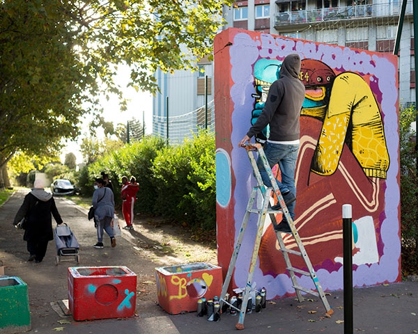 Jober termine sa fresque : un grand personnage qui « surveille » une des entrées de la cité.