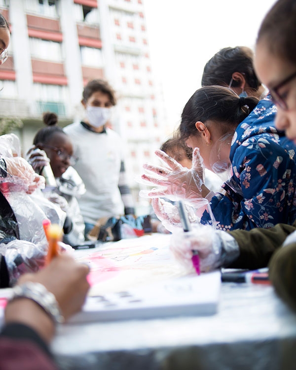 Chaque jour de l’opération, une trentaine d’enfants, parfois accompagnés de leurs parents, participent aux ateliers dessin et peinture. « Ça donne confiance aux enfants de travailler avec des artistes », confie une mère de famille.
