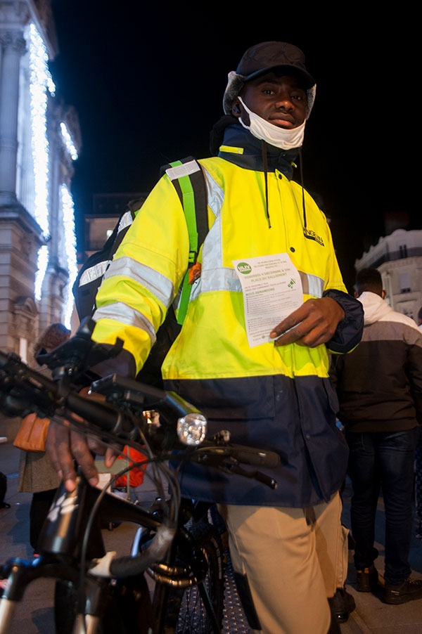 Ousmane, fait partie des premiers coursiers UberEats à avoir rejoint le collectif Uliv afin de demander des aménagements dans leurs conditions de travail. Fin novembre, la mairie d'Angers s’est engagée à mettre en place une zone de stationnement et des lieuxà la disposition des livreurs pour qu’ils puissent s’abriter et recharger leur portable ou leur vélo.