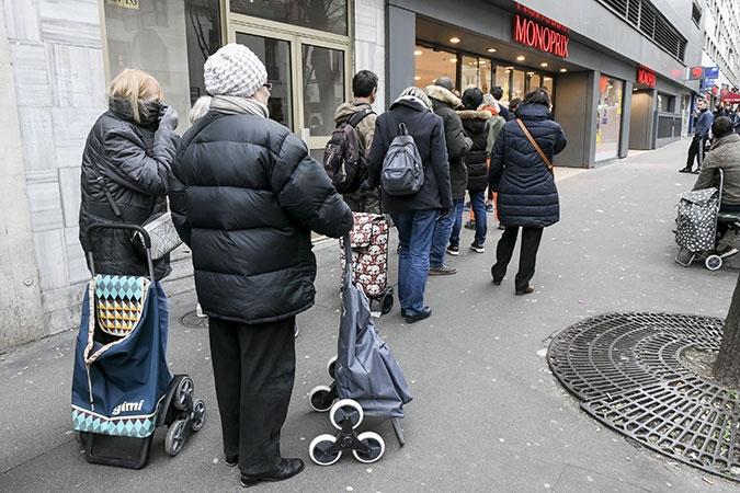 File d'attente devant un magasin Monoprix.