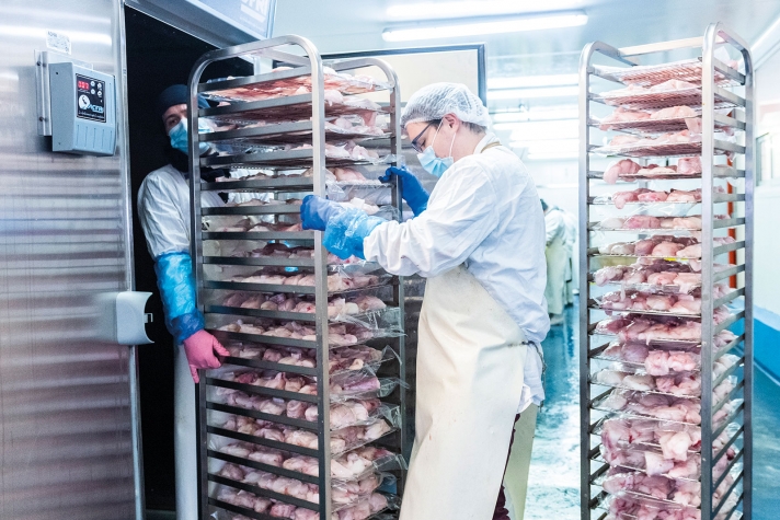 Une fois que les poissons ont passé l’étape du filetage (préparés en filets) ou qu’ils ont été découpés en darnes (tranches), ils sont placés une heure dans un surgélateur à – 35 °C.