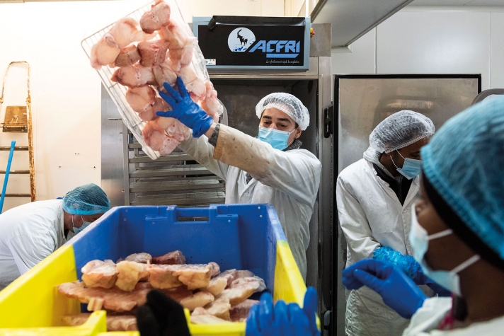 Dès que les poissons sont bien « cuits », c’est-à-dire surgelés, les salariés peuvent débuter la phase de conditionnement.
