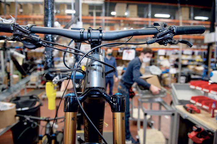 Les cofondateurs Emmanuel Antonot et Greg Sand ont tout de suite parié sur l’électrique, persuadés que cette technologie constituait l’avenir du vélo. Leur credo : proposer des VAE fiables, efficaces et beaux qui s’adressent à tous et pas seulement aux initiés de la petite reine. Une recette qui a fait leur succès en France et à l’international.
Leur plus grande fierté : avoir créé en dix ans plus de 150 emplois dans la région.