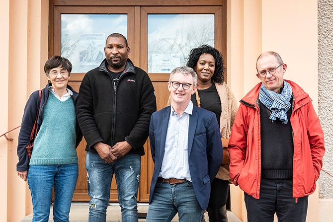 (De g. à dr.) Martine Renaud, coprésidente du Clam – Honoré – Patrick Ledoux, maire
de Louvigny – Yamna – Louis Lebocey, élu municipal chargé de la solidarité internationale.