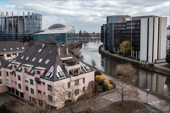 À Strasbourg, les locaux d’Arte sont situés dans le quartier européen. Comme au Parlement, ici, chacun peut s’exprimer dans sa langue s’il trouve cela plus confortable pour défendre son projet.