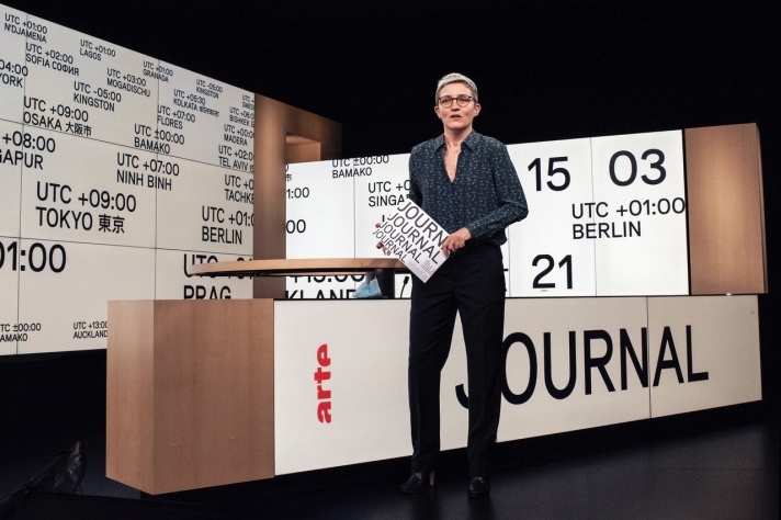 Le défi d’Arte est de diffuser la totalité de ses programmes en deux langues et en même temps, à l’exception d’une différence culturelle majeure : l’heure du prime time. En Allemagne, il commence plus tôt, à 20 h 15. Le journal télévisé est tourné en direct une fois en allemand, une fois en français. Ici, Marie Labory, une des journalistes françaises, en répétition.