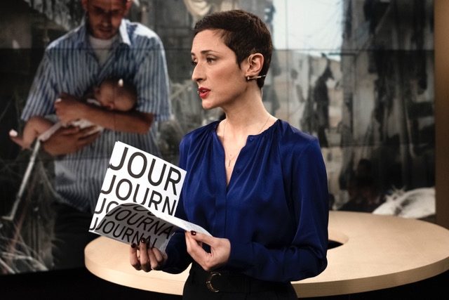 Nazan Gökdemir, journaliste, prépare l’édition allemande du journal.