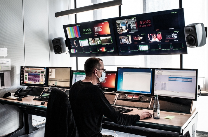 La diffusion intègre la production des deux pays à la minute près : 40 % des programmes sont produits par Arte France, 40 % sont fournis par l’Allemagne et 20 % par Strasbourg (journal télévisé en deux langues, soirées Thema, interséquences).