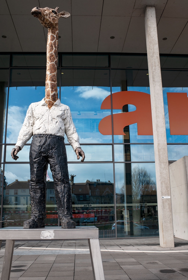 Prendre de la hauteur, loin des platitudes et de la banalité… Cette œuvre de Stephan Balkenhol, devant l’entrée du bâtiment, est devenue un symbole pour les Strasbourgeois, synonyme de l’ouverture aux autres cultures