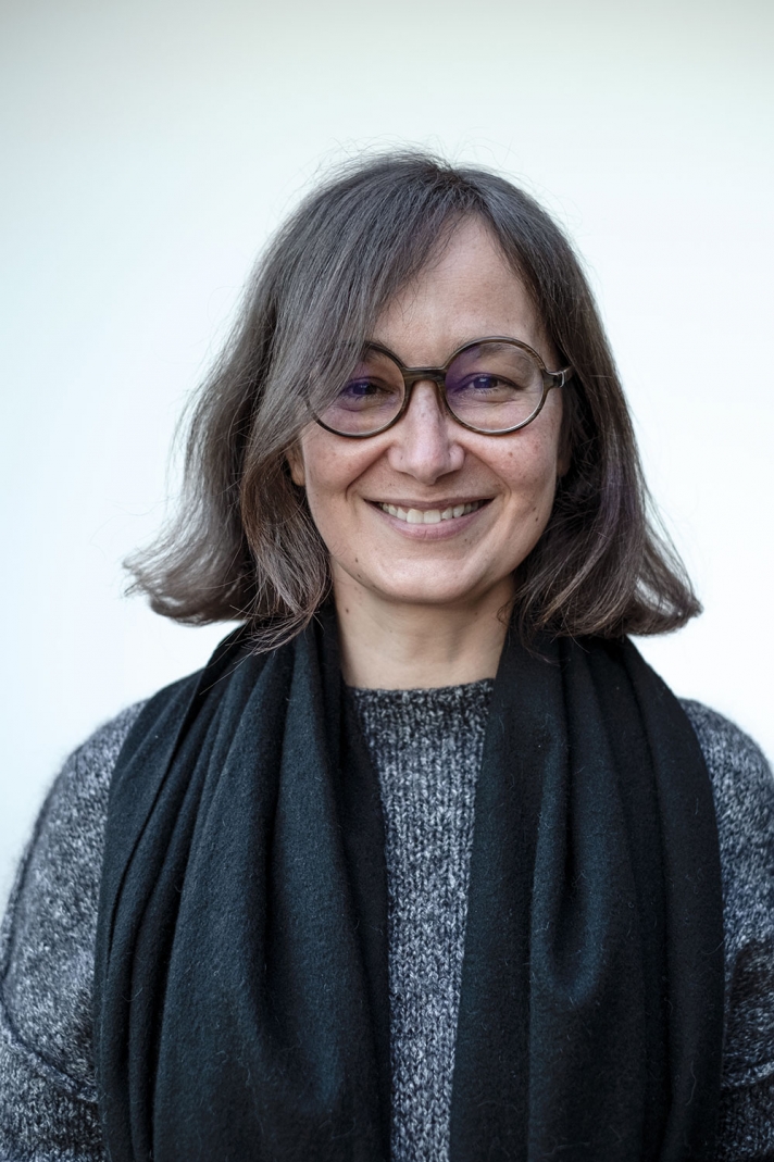 Virginia Robert est responsable du service qui crée toutes les séquences entre les programmes. Il n’y a pas de publicité sur Arte, donc ces éléments sont produits ici ainsi que la présentation et la mise en valeur de tous les contenus numériques. Objectif : refléter la richesse de l’offre et les multiples possibilités d’y accéder (Arte, Arte TV, réseaux sociaux). « Diffuser dans deux pays est un exercice redoutable parfois ! Comment faire passer l’émotion suscitée par la disparition de Jean-Pierre Bacri à nos voisins d’outre-Rhin, par exemple ? »