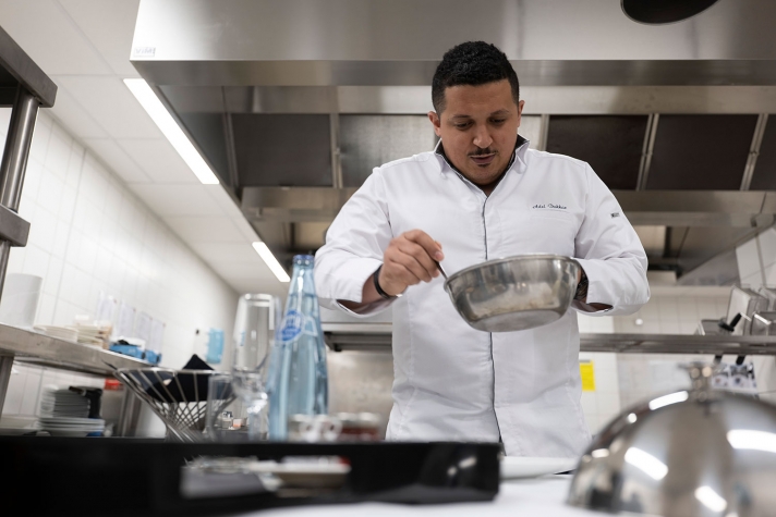 Le chef de cuisine, Adel Dakkar, doit s’adapter et proposer aux clients des assiettes « comme au restaurant ».
Il s’inquiète aujourd’hui de l’état psychologique de sa brigade, forcée de rester chez elle la plupart du temps. « La reprise risque d’être difficile pour certains car nos métiers demandent énormément d’efforts et les contraintes horaires sont importantes. »