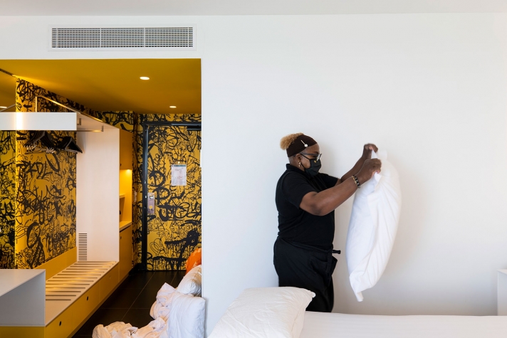 L’obligation qu’ont les clients de se restaurer dans leur chambre demande davantage de travail au personnel de ménage.