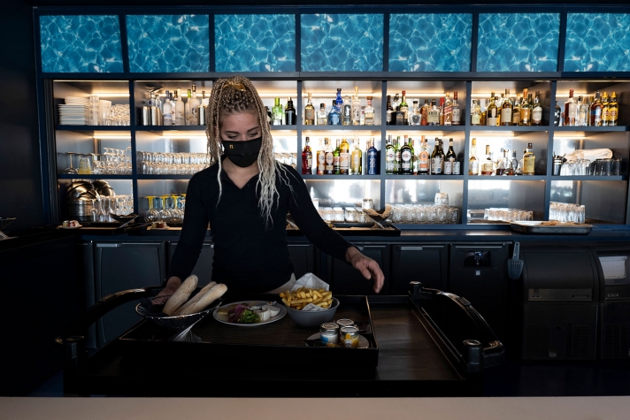Habituellement au service en salle, Manon s’occupe du room service ce jour-là. Une polyvalence réclamée par la direction pour limiter les frais de personnel dans la période. « Nous ne nous y opposons pas par principe mais nous veillons à éviter les abus, souligne le délégué syndical. C’est important de veiller au savoir-faire et à l’identité professionnelle des salariés. »
