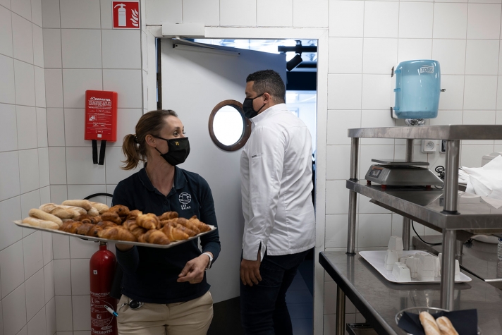 Le service restaurant a dû revoir toute son organisation pour assurer les petits déjeuners et les repas en chambre.