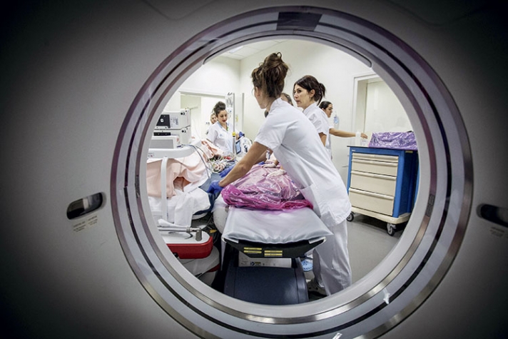 Le 1er octobre, ce sont 500 000 professionnels des établissements sanitaires, médico-sociaux et des services sociaux de la fonction publique hospitalière qui verront leurs grilles salariales révisées à la hausse.