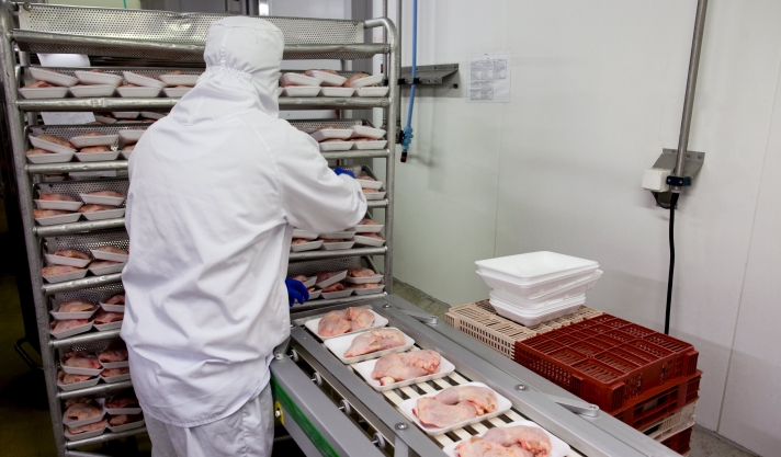Dans les abattoirs comme dans le médico-social, la « deuxième ligne » attend toujours une reconnaissance à la juste valeur de la richesse qu’elle produit.