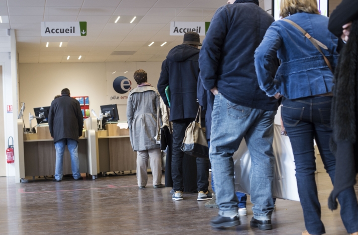 Si le nombre de personnes inscrites à Pôle emploi baisse légèrement au quatrième trimestre 2020, le chômage des jeunes, des salariés précaires et des chômeurs de très longue durée a nettement augmenté pendant l’année 2020.