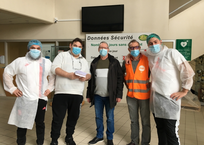 Les membres de l’équipe CFDT ont distribué des tracts sur le site Lutti de Bondues. Objectif : expliquer aux salariés le caractère inique du projet de la direction du groupe CPK.