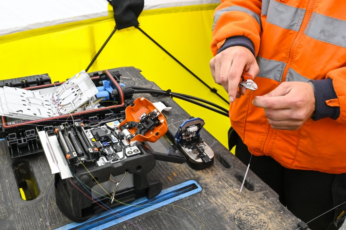 Le métier de technicien installateur de fibre optique, faisant partie des métiers en tension, peut par exemple faire l’objet d’un CDI apprenant, une formule mise en place par Adecco associant formation et missions en entreprise et ciblant prioritairement les jeunes.