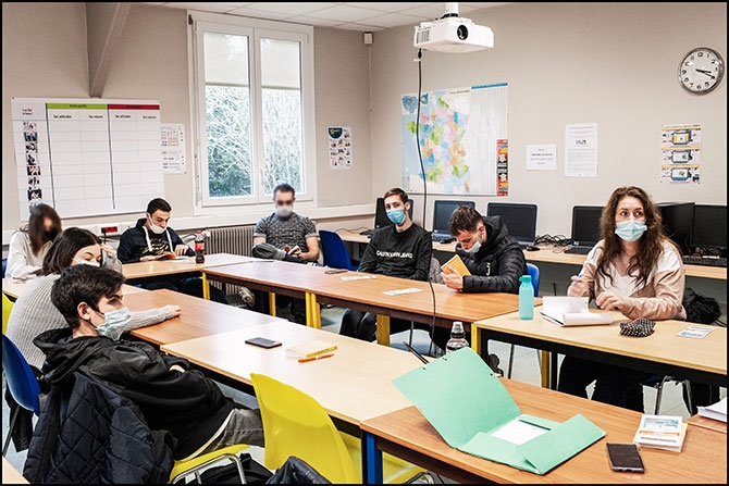 Ces stagiaires de l'École de la deuxième chance suivent un cours sur les droits et devoirs des employeurs et salariés. Dijon, Chevigny-Saint-Sauveur (Côte-d’Or), 2020.