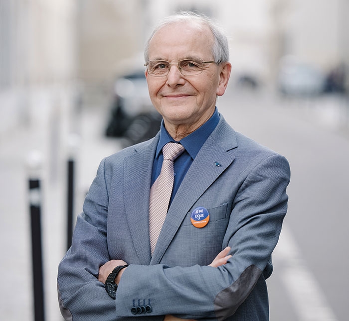 Axel Khan, Médecin, chercheur, directeur d’université mais aussi écrivain et citoyen engagé. Président de la Ligue contre le cancer, il se bat pour les malades.