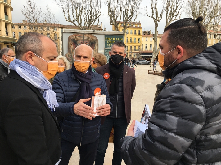 De gauche à droite, au premier plan : Laurent Berger, Serge Nardelli, secrétaire général du Syndicat CFDT Commerce et Services des Bouches-du-Rhône, et Nicolas Dubure, délégué syndical de la société de transport Canavese (à Aubagne).