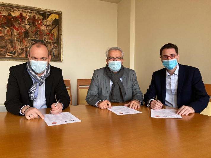 De gauche à droite : Laurent Berger, secrétaire général de la CFDT ; François Hurel, président de l’UAE ; Stéphane Chevet, président d’Union. La signature du partenariat a eu lieu ce mardi 16 mars dans les locaux de la Confédération.