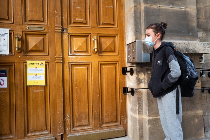À quelques exceptions près (enfants des personnels soignants ou en situation de handicap), les établissements scolaires ont fermé leurs portes le vendredi 2 avril dans l’après-midi pour au moins trois semaines.