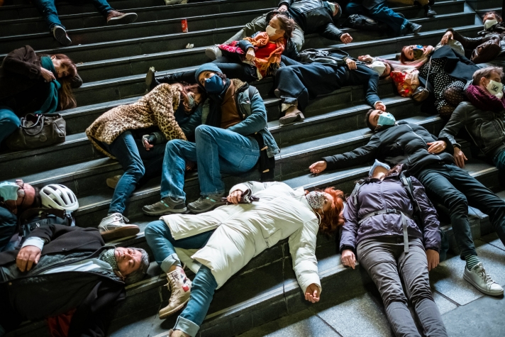 En novembre 2020, sur les marches de l’Opéra Bastille, à Paris, des intermittents et personnels du monde de la culture simulaient leur mort. Depuis, l’activité n’a pas repris, ou de manière parcellaire.