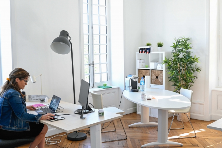 Les 3,6 millions de travailleurs indépendants en France exercent toutes sortes de métiers : consultant, informaticien, graphiste, coach sportif, cuisinier, chauffeur, livreur, commerçant…