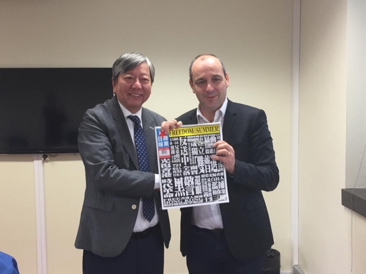 Lee Cheuk Yan, le secrétaire général de la HKCTU (Hong Kong Confederation of Trade Unions), avec Laurent Berger.
