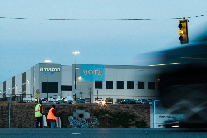 Les 5 800 employés de l’entrepôt Amazon de Bessemer, dans l’Alabama (photo), étaient récemment appelés à voter pour ou contre la mise en place d’un syndicat. Si le vote contre l’a largement emporté, l’histoire ne s’arrêtera pas forcément là…