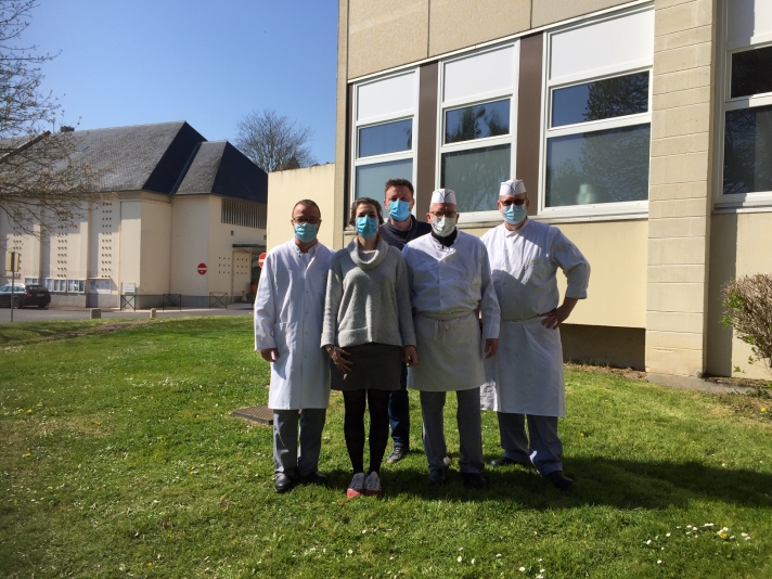 De gauche à droite : Stéphane Foubert, adhérent et responsable du service de restauration ; Virginie Barré, membre du bureau de la section CFDT ; Cédric Leseney, secrétaire de la section CFDT de l’EPSM et secrétaire du Syndicat Santé-Sociaux du Calvados, et deux membres de l’équipe qui travaille en cuisine.