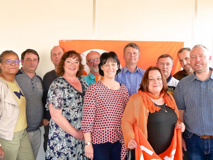 Autour d’Élodie Sinoquet (portant un gilet orange et le drapeau CFDT), secrétaire de la section CFDT du Conseil départemental de la Somme, une équipe qui a beaucoup œuvré pour améliorer la qualité de vie et les conditions de travail des agents.
