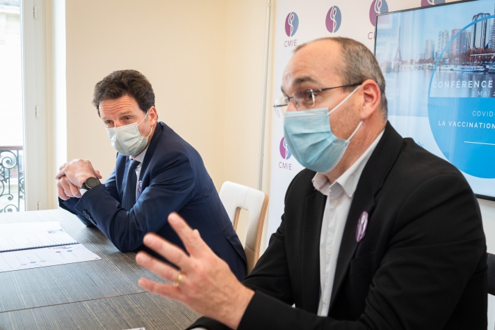 Face à l'épidémie, les numéros 1 de la CFDT et du Medef ont fait cause commune en demandant au gouvernement de faciliter au maximum la vaccination en entreprise.